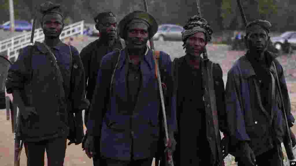 ‘Yan kato da gora, da mafarauta na amfani da bindigogin gargajiya wajen zirga-zirga a birnin Yola.