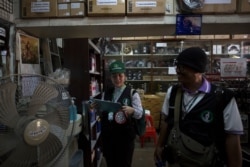 បន្ទាប់ពីមានការផ្ទុះឡើងនៃការរីករាលដាលជំងឺគ្រុនឈាមនៅតំបន់ Chinatown ក្នុងទីក្រុងបាងកក ដែលបានបណ្តាលឲ្យបុរសម្នាក់ស្លាប់ អាជ្ញាធរក្រុងបានចេញត្រួតពិនិត្យតាមលំនៅដ្ឋាន និងផ្តល់ដំបូន្មានដល់ពលរដ្ឋអំពីប្រភពមូសដែលបង្កឲ្យមានជំងឺគ្រុនឈាម។