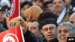 Les Tunisiens font flotter des drapeaux sur l'avenue de Habib Bourguiba, le 14 janvier 2018. 