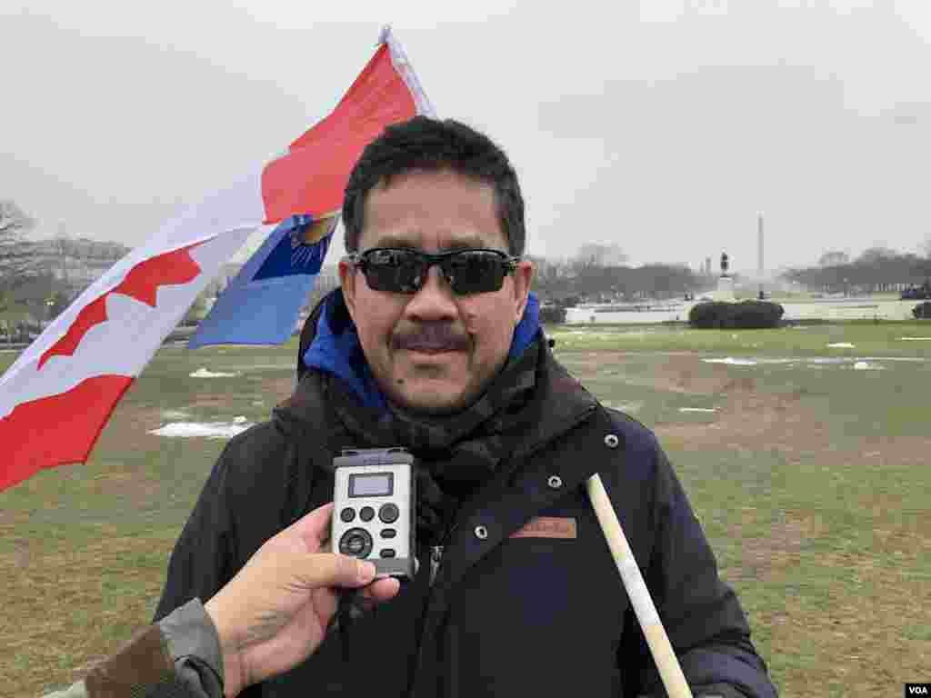 អុិន ខុម បាតុករមកពីប្រទេសកាណាដា។ (ចាប ចិត្រា/VOA)