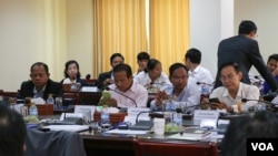 រូប​ឯកសារ៖ ក្រុមសហជីព​តំណាង​កម្មករ​អង្គុយ​រង់ចាំ​ការប្រជុំ​ដើម្បី​ចរចា​តម្លើង​ប្រាក់ឈ្នួល​កម្មករ​រោងចក្រ។ (ខាន់ សុគុំមនោ/VOA) 