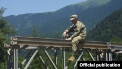 ჯარისკაცი ნენსკრაზე დროებით პანელურ ხიდს ამონტაჟებს