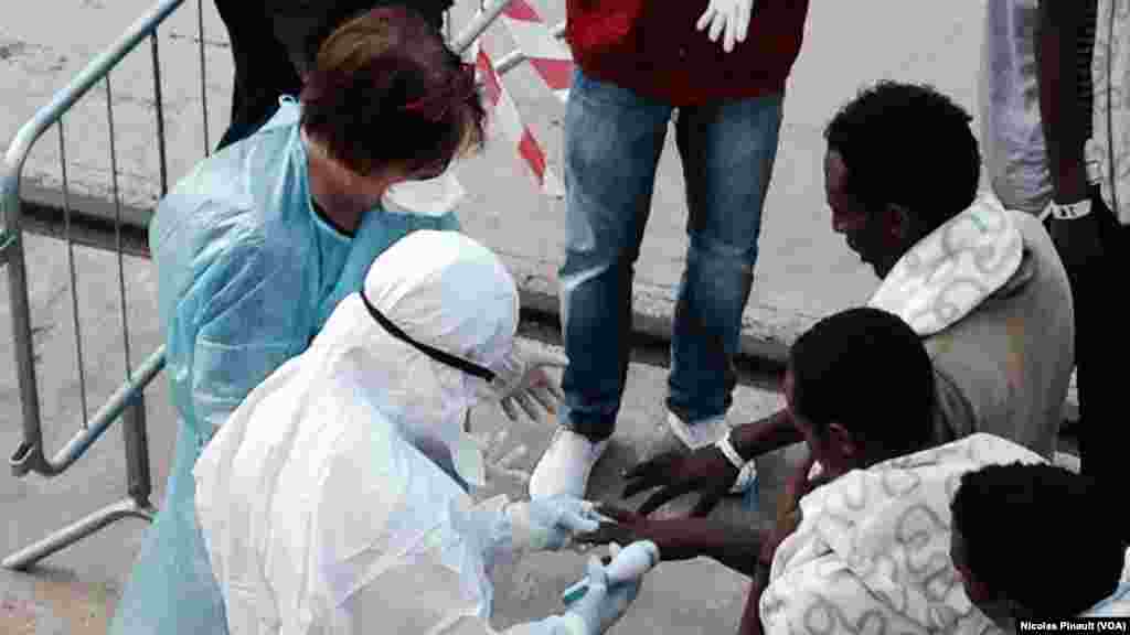 መብዛሕቲኦም ደቂ-ተባዕትዮ`ኳ እንተኾኑ፡ ደቀንስትዮን ቆልዑን`ውን ኣለውዎም።