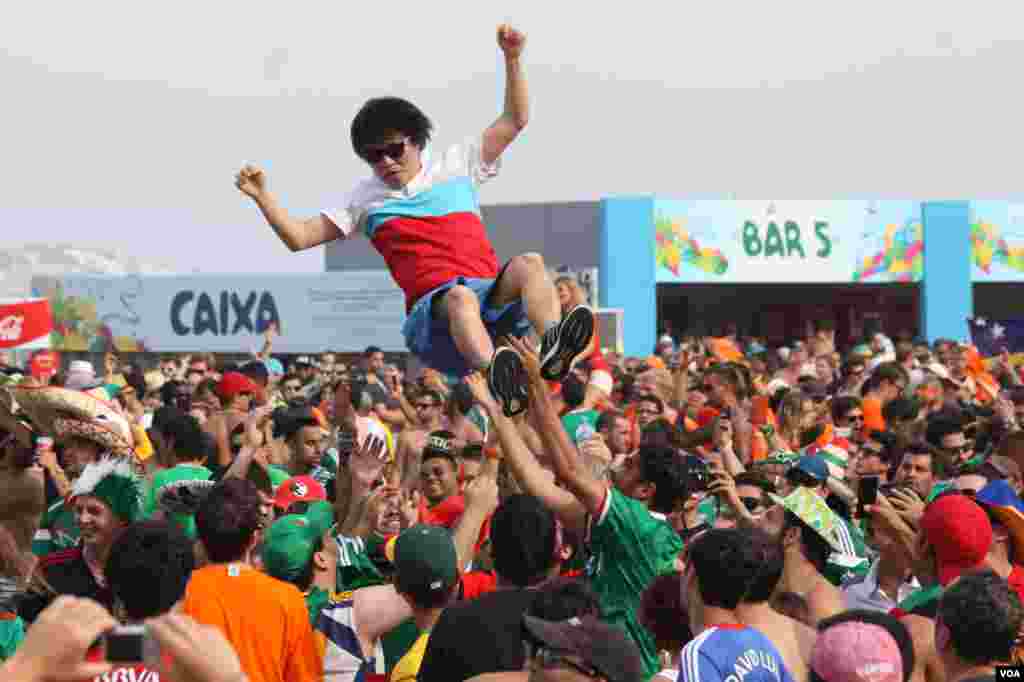 World Cup fans celebrate at Fan Fest in Rio de Janeiro, Brazil, June 29, 2014. (Gesell Tobias/VOA)