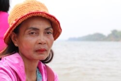 អ្នកស្រី ផ្លោក សារ៉េត អាយុ៤៩ឆ្នាំ ធ្វើដំណើរតាមទូកម៉ាស៊ីនលើដងទន្លេមេគង្គទៅផ្ទះរបស់អ្នកស្រីក្នុងឃុំបឹងចារ ស្រុកសំបូរ ខេត្តក្រចេះ ថ្ងៃទី១១ ខែមីនា ឆ្នាំ២០២០។ (ស៊ុន ណារិន/VOA Khmer)