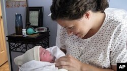 Karen Kramer dan putrinya, Stella Grace, tak lama setelah melahirkan di rumahnya. 