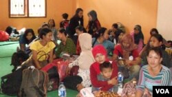 Pembantu rumah tangga sementara menunggu untuk disalurkan. (VOA/Alina Mahamel)