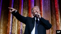 Presiden AS terpilih Donald Trump berbicara dalam jamuan makan malam pelantikan presiden di Washington (17/1). (AP/Evan Vucci)