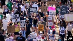 Arhiva - Učesnici protesta protiv rasne neravnopravnosti i za policijsku odgovornost marširaju ulicama u Kenoshi, Viskonsin, 29. avgusta 2020.