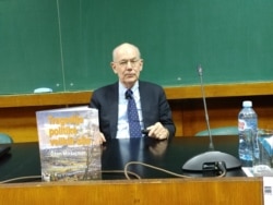 Profesor Džon Miršajmer sa Univerziteta u Čikagu održava predavanje "Budućnost politike velikih sila u 21. veku" na Fakultetu političkih nauka u Beogradu, 4. decembra 2019. (Foto: Veljko Popović, VoA)