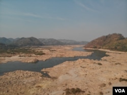 Para petani di dekat Nong Khai, Thailand, bergantung pada sungai untuk pengairan sawah, terutama pada musim kemarau. (Foto: Steve Sandford/VOA)