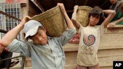 Anak-anak di Myanmar bekerja pada sebuah perusahaan konstruksi di Rangoon (foto: ilustrasi). Pemerintah AS mengesahkan larangan terhadap impor barang hasil produksi "kerja paksa", termasuk buruh anak-anak di bawah umur.