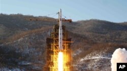 지난해 12월 북한의 은하3호 장거리 로켓 발사장면.