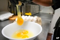 ภาพการเตรียมอาหารจานไข่ที่ร้านอาหาร Breakfast Brothers ในอาร์ลิงตัน รัฐเท็กซัส เมื่อ 12 ก.พ. 2568