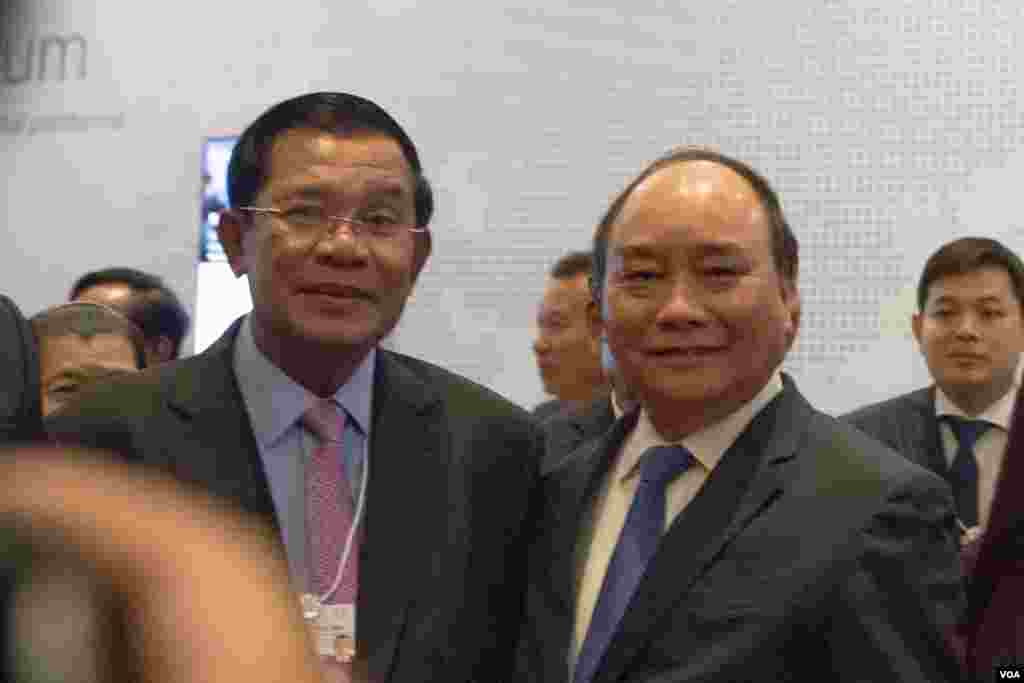 លោក​នាយករដ្ឋមន្ត្រី​ ហ៊ុន សែន​ និង​នាយក​រដ្ឋមន្ត្រី​ប្រទេស​វៀតណាម​ លោក​ Nguyen Xuan Phuc នៅ​ក្នុង​វេទិកា​សេដ្ឋកិច្ច​ពិភព​លោក​អំពី​អាស៊ាន​ នៅរាជ​ធានី​ភ្នំពេញ​​ ថ្ងៃទី​១២ ខែ​ឧសភា​ ឆ្នាំ​២០១៧​។​ (ខាន់ សុគុំមនោ/VOA)