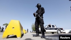Un soldat devant l’entrée du gouvernement de Tripoli, 14 décembre 2016