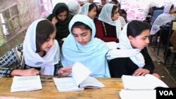 Anak-anak perempuan Afghanistan sedang belajar di sekolah.