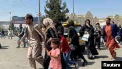 Orang-orang mencoba masuk ke Bandara Internasional Hamid Karzai di Kabul, Afghanistan 16 Agustus 2021. (Foto: Reuters)