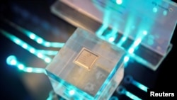 Sebuah cip dari anak perusahaan Huawei, HiSilicon, dipamerkan di Huawei China Eco-Partner Conference di Fuzhou, Fujian, China, 21 Maret 2019. (Foto: Reuters)