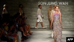 Para model memeragakan pakaian rancangan Son Jung Wan di Lincoln Center, New York (6/9).