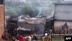 ریسکیو اہلکاروں کے مطابق طیارہ گرنے سے دو گھر مکمل تباہ ہوئے