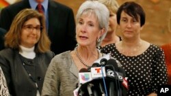 캐슬린 시벨리우스 미국 보건복지부 장관이 24일 피닉스에서 건강보험 개혁에 관한 입장을 밝혔다.