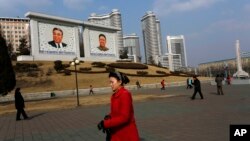 ہنگری کی پولیس مغربی یورپ جانے کے خواہش مند غیر قانونی تارکینِ وطن کو ریلوے ٹریک سے ہٹانے میں مصروف ہے