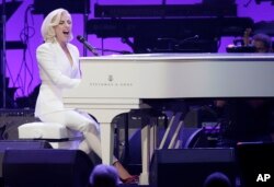 Lady Gaga dalam konser amal untuk korban badai di College Station, Texas, 21 Oktober 2017.