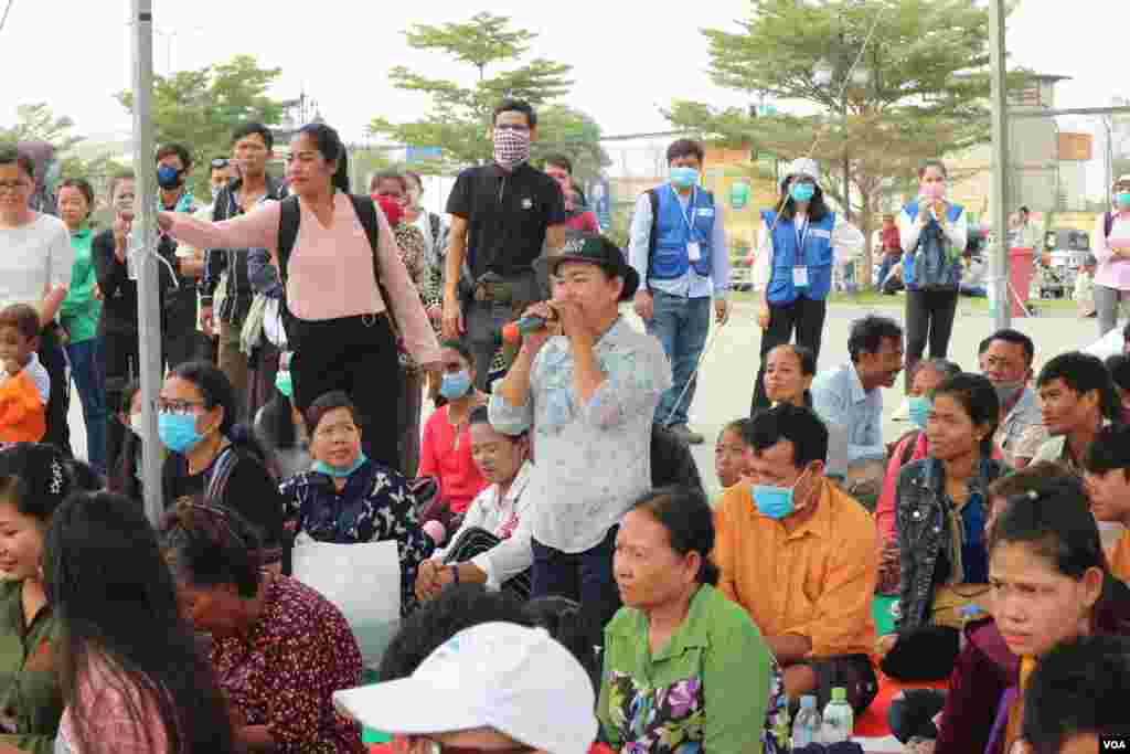 ប្រជាពលរដ្ឋ តំណាង​សហគមន៍ សហជីព កម្មករ និង​តំណាង​អង្គការ​សង្គម​ស៊ីវិល​ ចូលរួម​ប្រារព្ធ​ទិវា​សិទ្ធិ​នារី​អន្តរ​ជាតិ​លើក​ទី​១០៩ នៅ​សួន​ប្រជាធិបតេយ្យ នា​ថ្ងៃ​ទី៨ ខែ​មីនា ឆ្នាំ​២០២០។ (កាន់ វិច្ឆិកា/VOA)