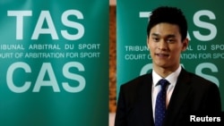 资料照：中国游泳运动员孙杨在瑞士的国际体育仲裁法庭外。（2019年11月15日）