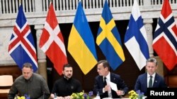 (Kiri-kanan) Kepala Kantor Kepresidenan Ukraina Andriy Yermak, Presiden Ukraina Volodymyr Zelenskyy, PM Swedia Ulf Kristersson dan Menteri Pertahanan Swedia Pal Jonson, di KTT Nordic di Stockholm, Swedia, Jumat, 31 Maret 2024. (Foto: TT News Agency/Fredrik Sandberg/via Reuters)