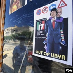 Poster Moammar Gaddafi di Tripoli (25/8). Gaddafi belum diketahui keberadaannya setelah jatuhnya Tripoli ke tangan pemberontak.