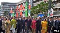 Kepala negara dari 109 negara Asia dan Afrika dalam 'historical walk' dari Hotel Savoy Homann ke Gedung Merdeka di Bandung (24/4). (VOA/R. Teja Wulan)