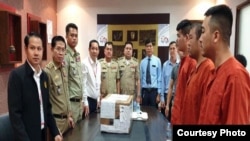 រូប​ភាព​ពី​វេបសាយ​របស់​អង្គស្នងការស្នាន​នរបាល​ជាតិ​ចុះ​ផ្សាយ​នៅ​ថ្ងៃ​ទី​២៩ ខែ​មេសា ឆ្នាំ​២០១៩ ​បង្ហាញ​ពី​​សមត្ថកិច្ច​​​ចាប់​​ខ្លួន​ជនជាតិ​ចិន​៣​នាក់​ ពាក់ព័ន្ធ​បទល្មើស​សម្អាត​ប្រាក់​ចំនួន​ជាង​ ៣.៥​លាន​ដុល្លារ​អាមេរិក​។ (Courtesy Photo/Cambodia Police)