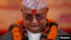 រូបឯកសារ៖ មេដឹកនាំនេប៉ាល់លោក ខាត់ហ្គា ប្រាសាត​ សាម៉ា អូលី (Khadga Prasad Sharma Oli)​ រក្សាភាពស្ងៀមស្ងាត់​អំឡុងពេល​រំឭកវិញ្ញាណក្ខន្ធអ្នកបាត់បង់ជីវិតដោយសារគ្រោះរញ្ជួយដីកាលពីឆ្នាំ ២០១៦។ 