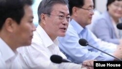 문재인 한국 대통령이 17일 청와대 여민관에서 열린 수석ㆍ보좌관 회의에서 모두 발언을 하고 있다. 사진 출처=청와대