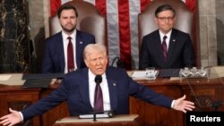 Prezidan Donald Trump pwononse yon diskou devan yon sesyon konjwen Kongre Etazini nan Washington, 4 Mas, 2025. 