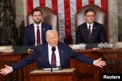 Prezidan Donald Trump pwononse yon diskou devan yon sesyon konjwen Kongre Etazini nan Washington, 4 Mas, 2025.