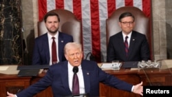 Prezidan Donald Trump pwononse yon diskou devan yon sesyon konjwen Kongre Etazini nan Washington, 4 Mas, 2025.