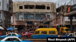 Des habitants de Bissau empruntent une passerelle au-dessus d’une route menant vers l’un des plus grands marchés de la capitale, 30 septembre 2024. AFP / Ricci Shryock