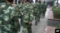 图为当局出动武警“维稳”万盛区示威抗议