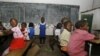 Des enfants zimbabwéens sont assis dans une salle de classe dans une école de Norton, à 55 km à l’ouest de Harare, le 28 janvier 2009 