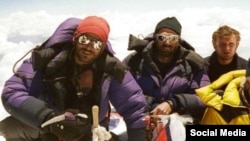 მამუკა ციხისელი, მერაბ ხაბაზი და ირაკლი უგულავა ევერესტზე 26.05.1999