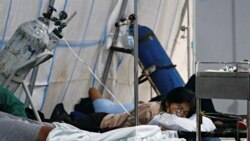 Seorang pasien COVID-19 sedang menerima oksigen di tenda gawat darurat di sebuah rumah sakit di Jakarta, Kamis, 24 Juni 2021. (Foto: Ajeng Dinar Ulfiana/Reuters)