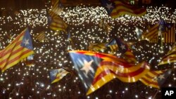 Des militants indépendantistes lors d'une manifestation pour la campagne "Ensemble pour le oui" le 25 septembre à Barcelone