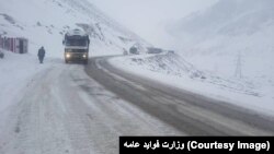 د طالبانو د حکومت د ټولګټو وزارت ویلي د سالنګ لارې دواړو خواو ته د واورې د اورښت سربیره سخت طوفان هم روان دی چې د سخت باد د لګیدو له امله د لیدلو ساحه یې هم محدوده کړې ده.(عکس ارشیف).