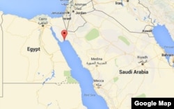 The red arrow shows the approximate location of Tiran and Sanafir islands.