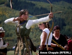 Hungarian Natalia Suarez Friedrichs participates in women's archery at the World Nomad Games (RFE/RL)