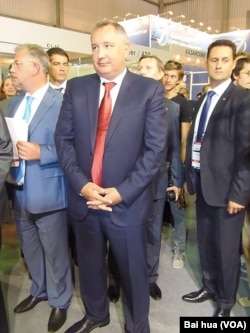 俄罗斯副总理罗格津（中） (美国之音白桦拍摄)