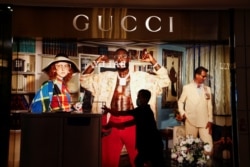 Seorang petugas mengenakan masker di sebuah pusat perbelanjaan setelah Indonesia mengkonfirmasi kasus virus corona pertama di Jakarta, 5 Maret 2020. (Foto: Reuters)